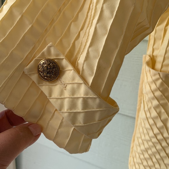 Vintage 1960’s Pleated Yellow Trench Jacket - Picture 4 of 9